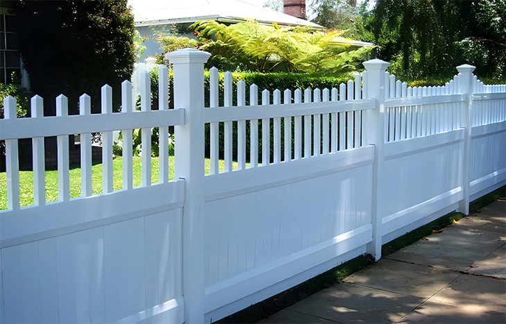 Вініловий паркан закритого типу